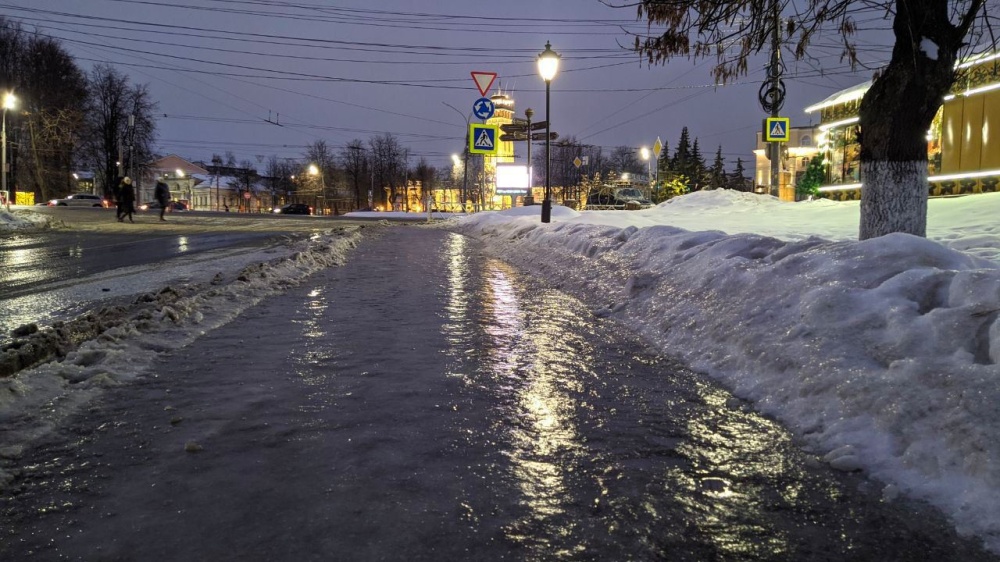 «Больница переполнена»: более 30 ярославцев обратились в травмпункт из-за падений на льду