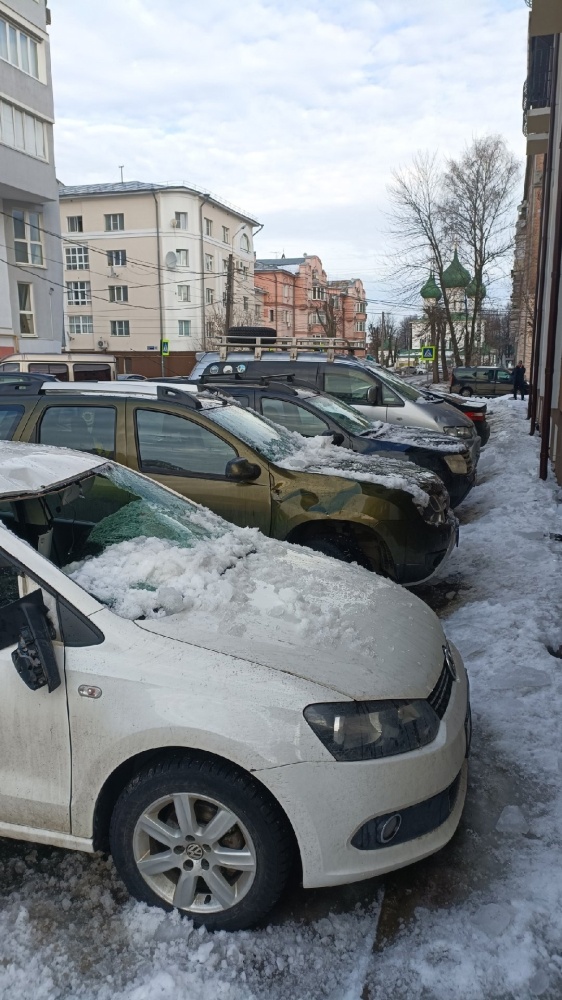 В Ярославле упавший с крыши снег повредил четыре автомобиля