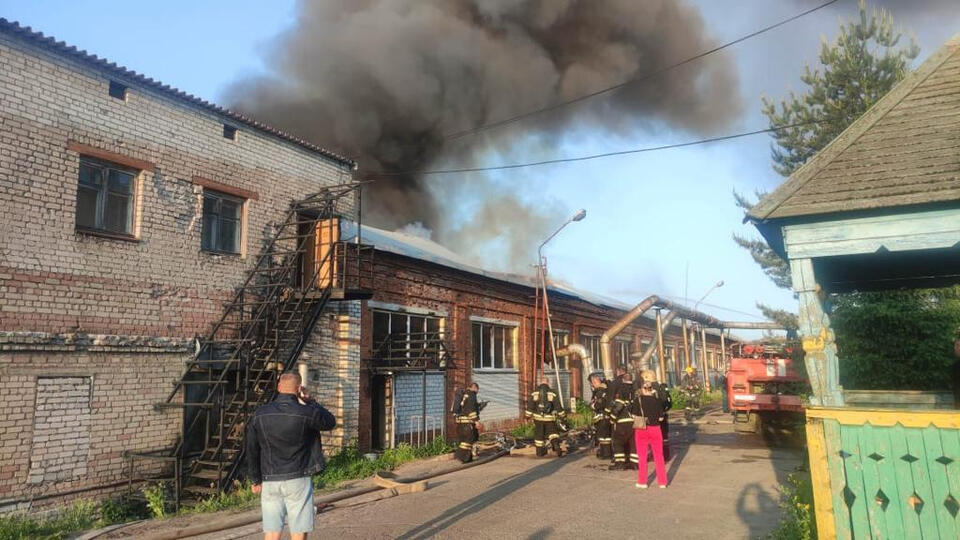 Тушили около 12 часов: в Ярославской области горела мебельная фабрика