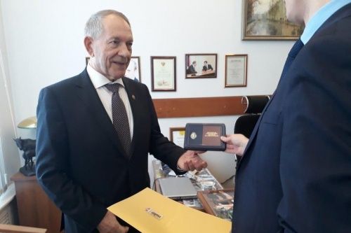 Президенту ЯГМУ Юрию Новикову вручили Почетный знак Алексея Мельгунова