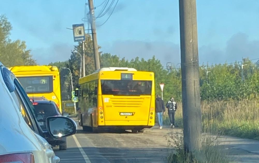 В Ярославле автобус объехал пробку по обочине