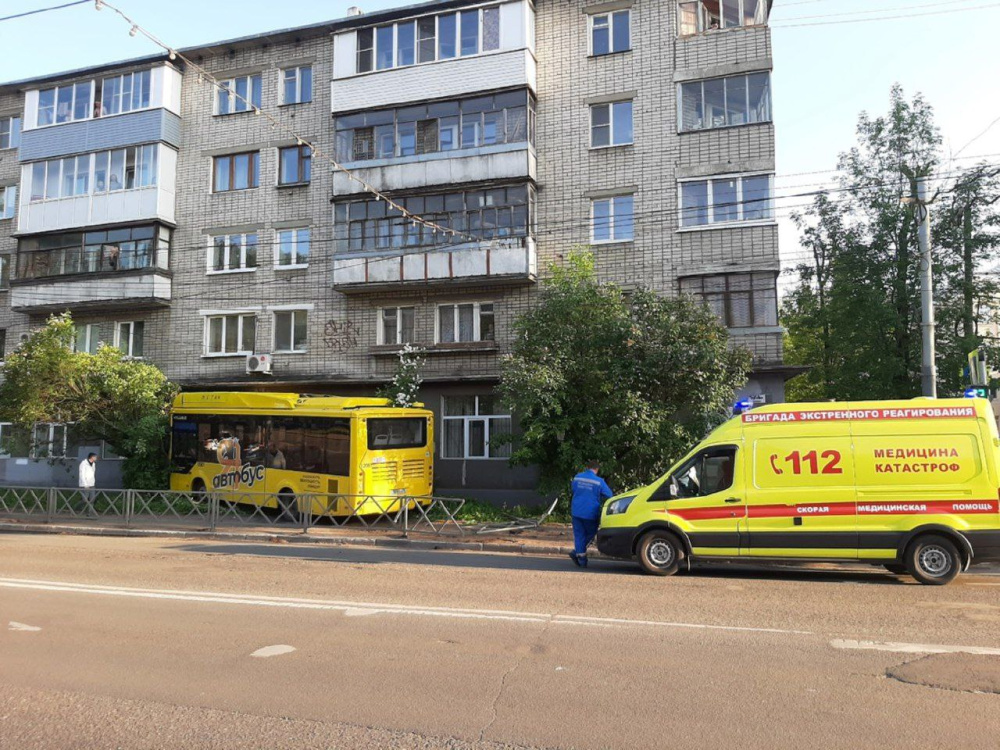 В Ярославле автобус сбил дорожное ограждение и протаранил дерево