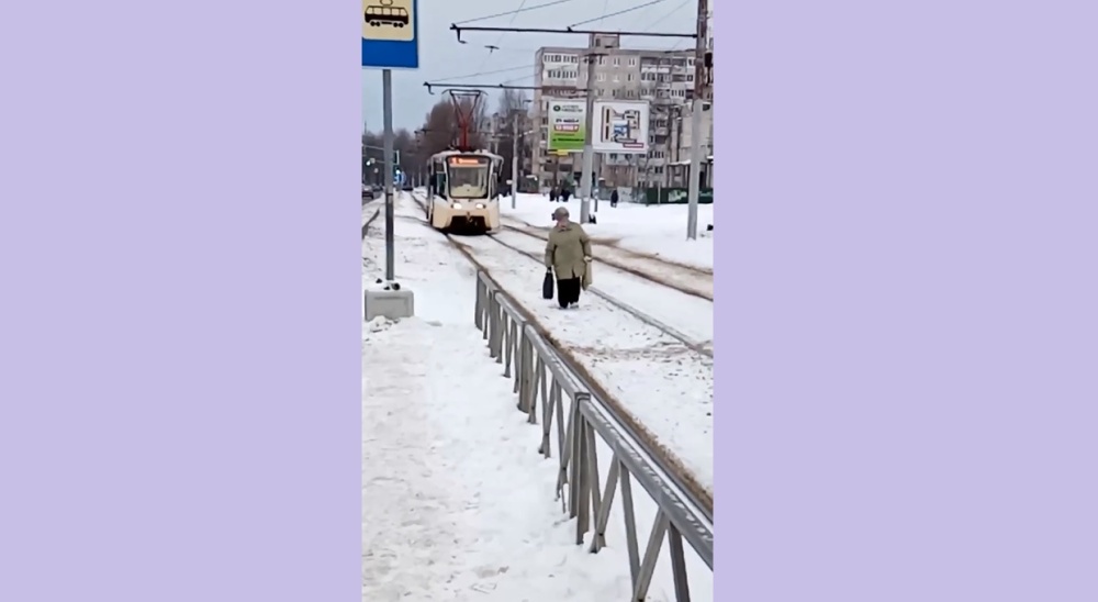 «По путям безопаснее»: ярославцы жалуются на состояние тротуаров и дворов рядом с ТЦ «Победа»