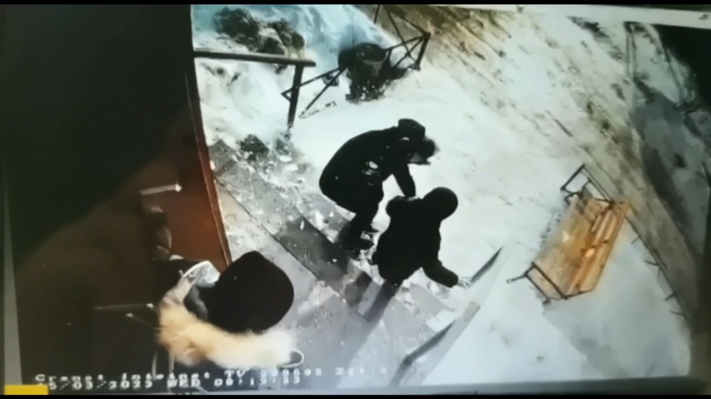 Момент падения снежной глыбы на женщину с детьми в Ярославле попал на видео