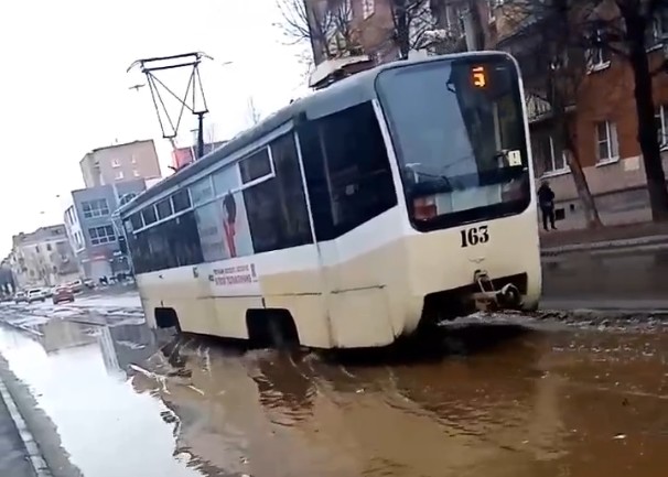 В Ярославле затопило трамвайные пути на Пятерке