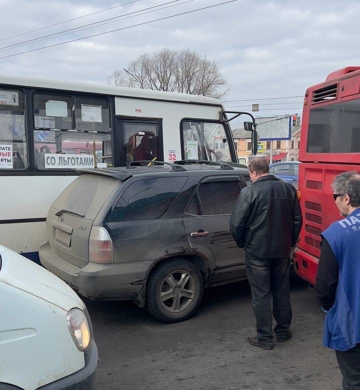 Движение парализовано: на Московском проспекте столкнулись два автобуса и легковушка