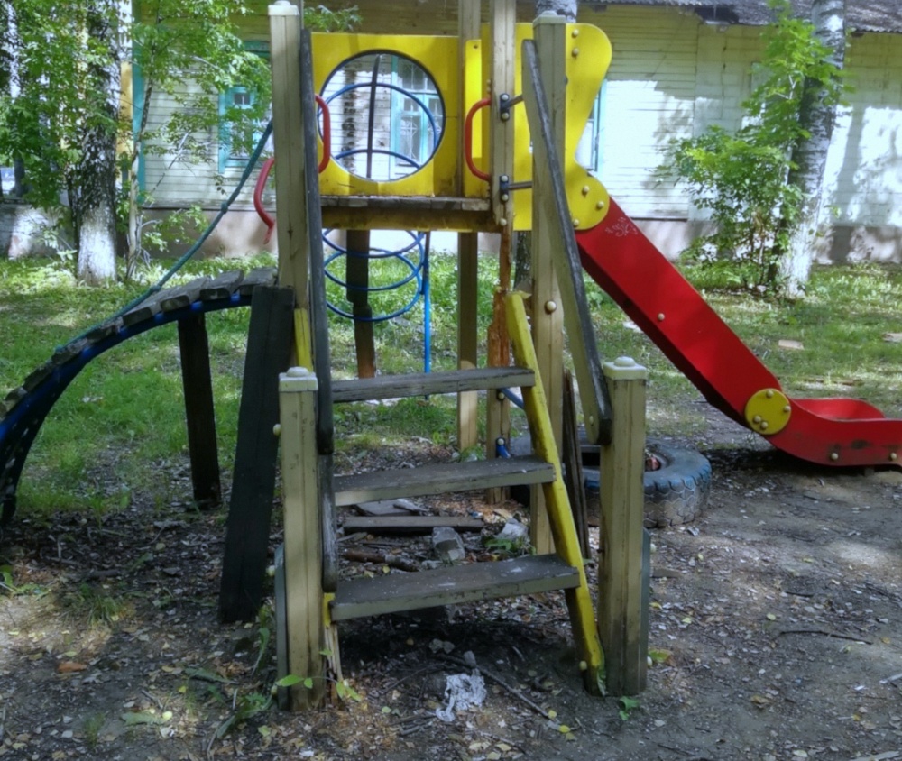 «Находиться на ней опасно»: ярославцы жалуются на аварийное состояние детских площадок