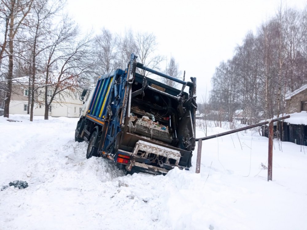 Сложности работы: в Ярославле мусоровозы застревают в нечищенных от снега дворах