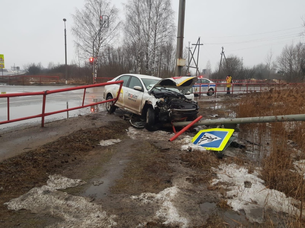 В Рыбинске пьяный водитель такси врезался в дорожное ограждение