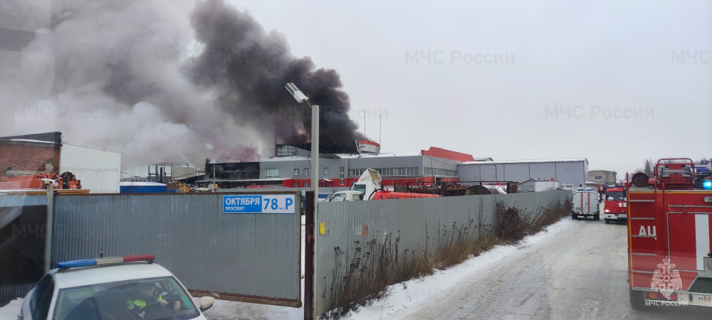 В Ярославле в промзоне горит здание: онлайн-трансляция