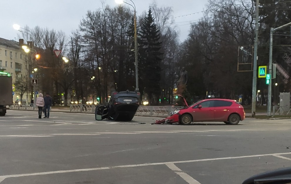 На Юбилейной площади в Ярославле после ДТП перевернулся автомобиль