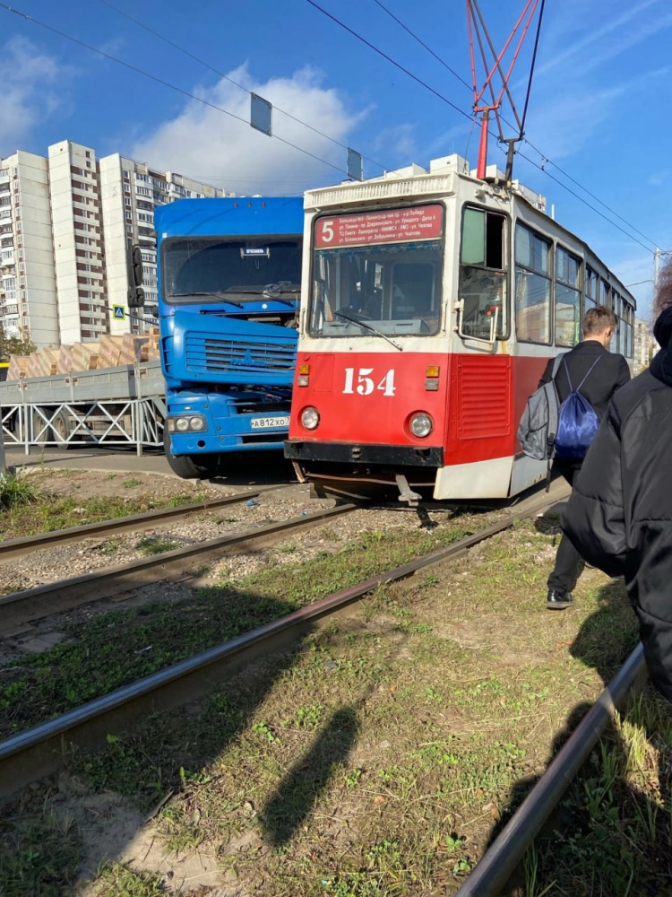 В Ярославле грузовик с полуприцепом на скорости протаранил трамвай с пассажирами