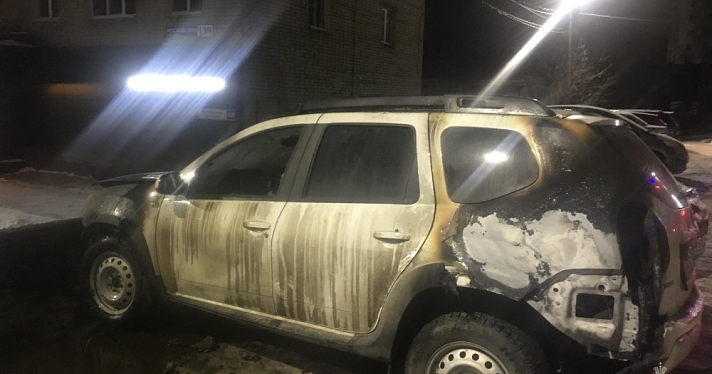 Взорвал автомобиль и вспыхнул сам: момент поджога машины ярославского юриста попал на видео