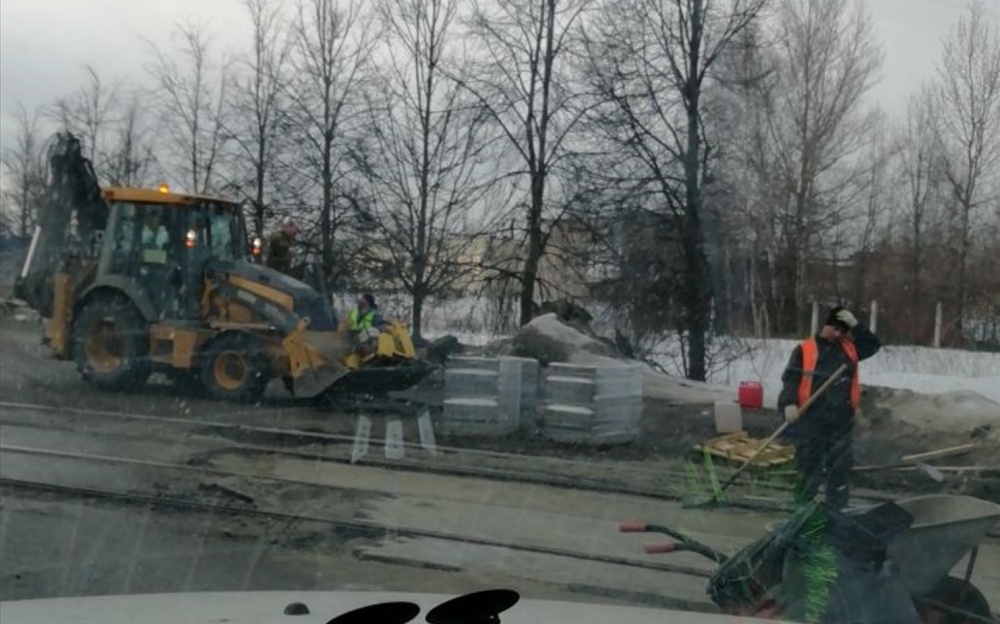 На Ленинградском проспекте в Ярославле образовалась огромная пробка из-за ремонта трамвайного переезда