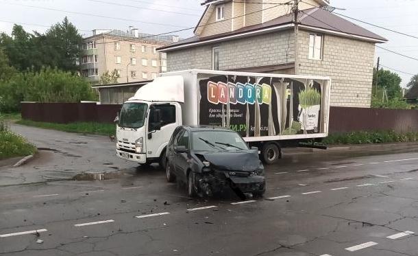 Двух детей госпитализировали: в Ярославской области столкнулись легковушка и грузовик_241255