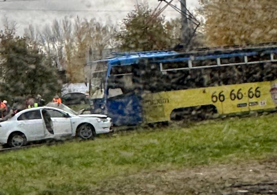В Ярославле трамвай протаранил легковушку и протащил несколько метров