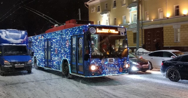Следующей зимой в Ярославле новогодние трамваи и троллейбусы будут работать на каждом маршруте_262879