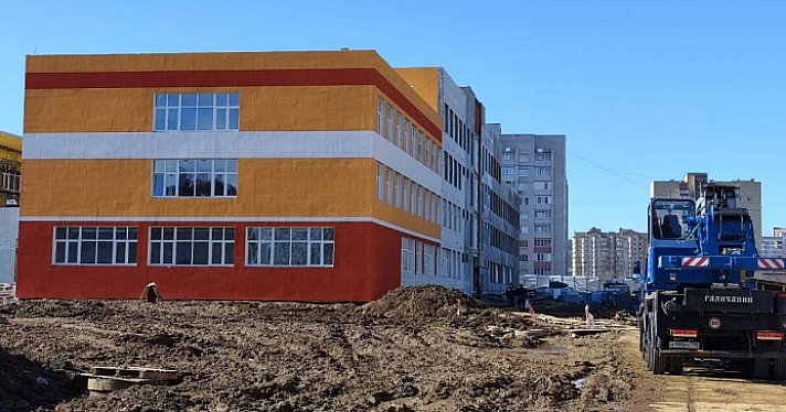 Строительство новой школы в Дзержинском районе Ярославля существенно отстало от графика_237068