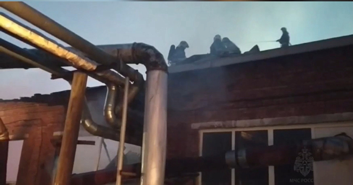 Тушили около 12 часов: в Ярославской области горела мебельная фабрика_241547
