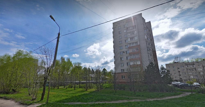 В Ярославле девушка-подросток выпала из окна многоэтажки