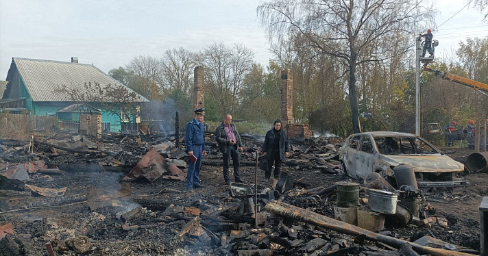 В Ярославской области сгорели три дома и автомобиль_252895