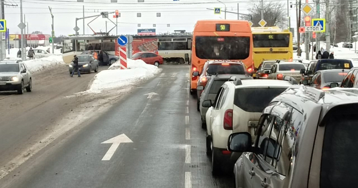 Не проскочил: в Ярославле трамвай протаранил легковушку