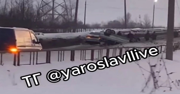 На Суринском путепроводе в Ярославле перевернулся автомобиль