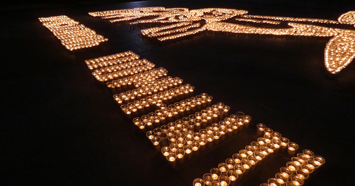 «Помним»: сотни ярославцев одновременно зажгли тысячи свечей в память о павших за Родину_243984