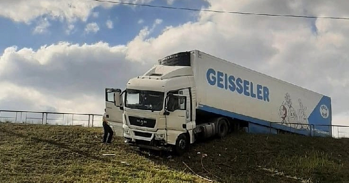 В Ярославле грузовик чуть не упал с Суринского путепровода_216979