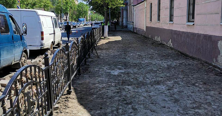Фото дня. На Советской в Ярославле начали снимать тротуарную плитку_158643