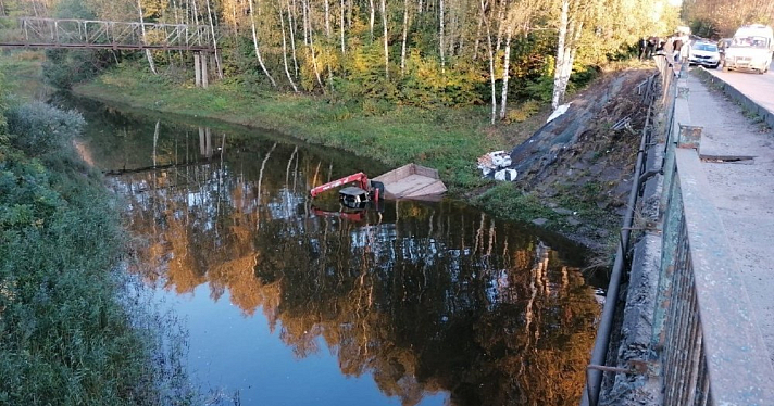 В Рыбинске грузовик съехал в ручей: видео