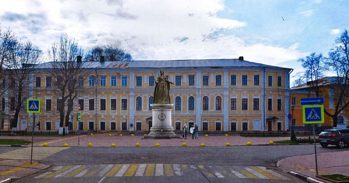 Памятник Екатерине II в Ярославле решили уменьшить в размерах