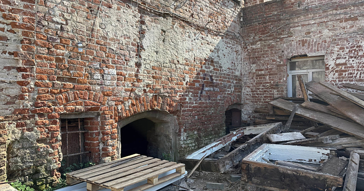 Руины реконструкции: в центре Ярославля памятник XVIII века лишился стен_251816