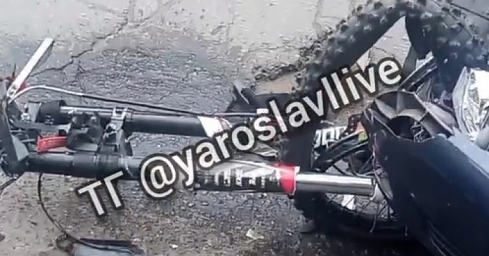 «Лежал лицом к земле»: в Ярославле молодой мотоциклист врезался в «Ладу»