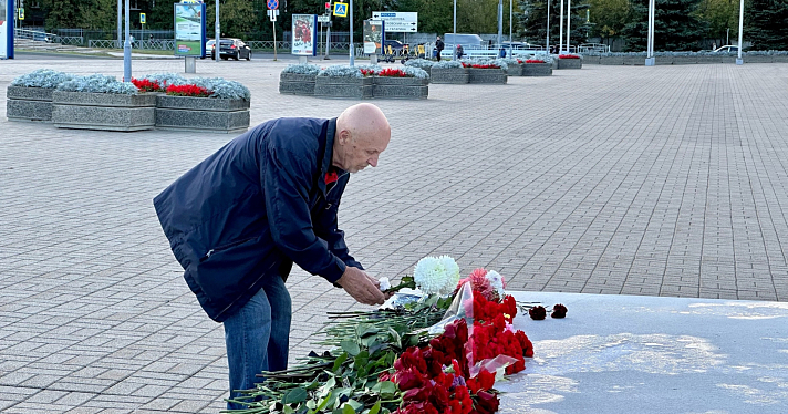 Весь хоккейный мир помнит: в Ярославле проходят мероприятия Дня памяти «Локомотива»_250998