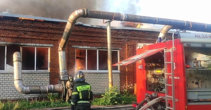 Тушили около 12 часов: в Ярославской области горела мебельная фабрика_241548
