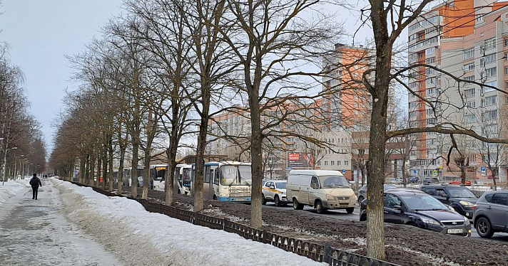 На Ленинградском проспекте в Ярославле образовалась огромная пробка из-за ремонта трамвайного переезда_235567