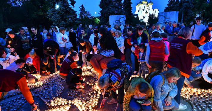 «Помним»: сотни ярославцев одновременно зажгли тысячи свечей в память о павших за Родину_243988