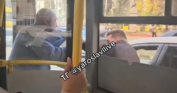 В Ярославле водитель внедорожника накинулся на шофера автобуса