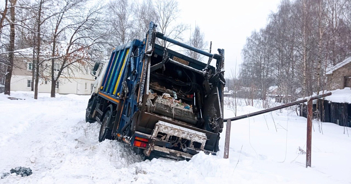 Сложности работы: в Ярославле мусоровозы застревают в нечищенных от снега дворах_206059
