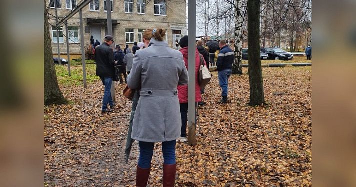 Ярославцы несколько часов стояли под дождем в ожидании ПЦР-тестов