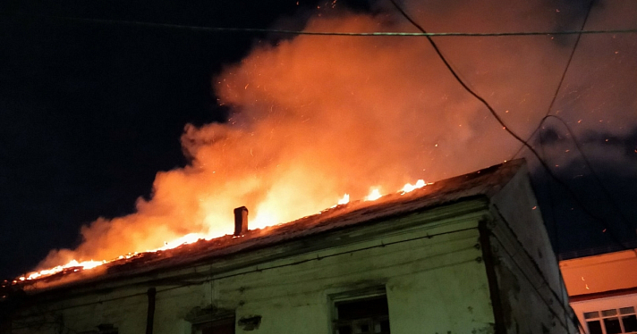 В туристическом квартале Ярославля вспыхнуло старинное здание_227731