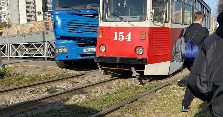 В Ярославле грузовик с полуприцепом на скорости протаранил трамвай с пассажирами_253075