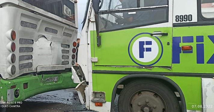 В Ярославле при столкновении автобусов пострадали пассажиры_217370