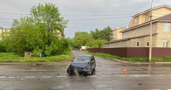 Двух детей госпитализировали: в Ярославской области столкнулись легковушка и грузовик_241248