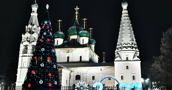 18 метров! В Ярославле на Советской площади установили новогоднюю елку