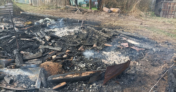 В Ярославской области сгорели три дома и автомобиль_252896