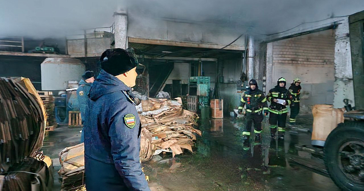 Возбуждено шесть дел: в Рыбинске завершена прокурорская проверка по факту пожара в цехе по производству картона_265622