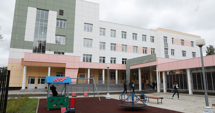 Игровые площадки и бассейн: во Фрунзенском районе Ярославля открыли новую детскую поликлинику_251054