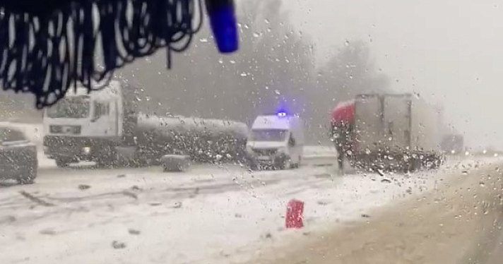 В Ярославской области водитель фуры снес дорожные столбики на М-8